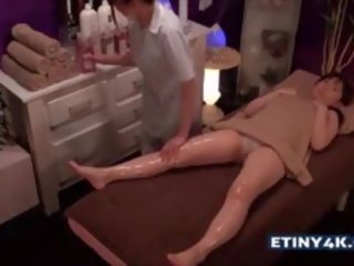 Два first-rate азіатська дівчинки на масаж studio