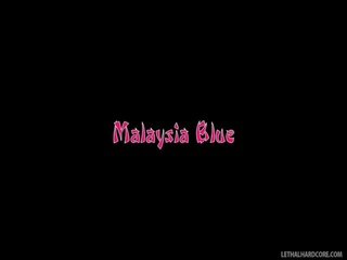 Egzotiškas malaysia mėlynas undresses ir pozicijos ant as sofa