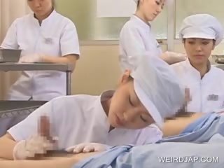 Japansk sykepleier slurping sæd ut av concupiscent pecker