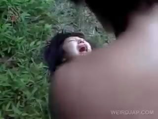 Rapuh warga asia mademoiselle mendapat brutally fucked di luar