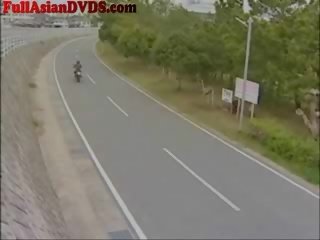 Hapones babae rides laruan motorcylcle