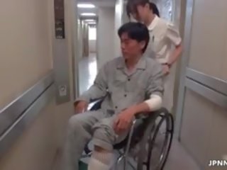 Провокаційний азіатська медсестра йде божевільна