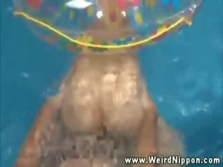 Aziatike diva duke pidh njëpasnjëshëm në pishinë dhe dashuron ajo