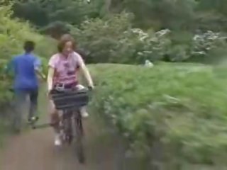 Japonesa amante masturbava enquanto a montar um specially modified adulto filme bike!